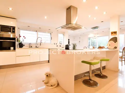 Casa en Venta con 3 cocheras