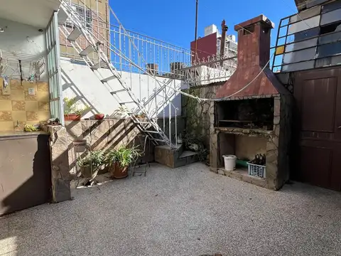 CASA EN BARRIO ABASTO CON LOCAL Y GALPÓN
