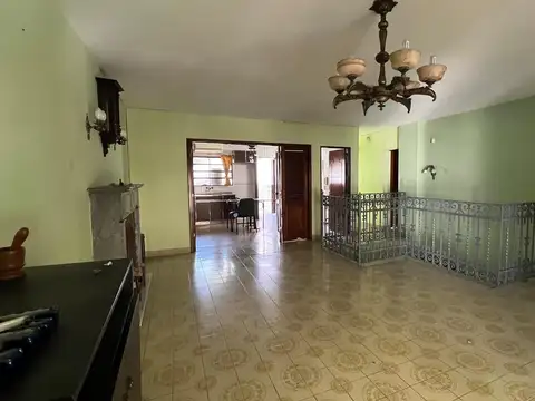CASA EN BARRIO ABASTO CON LOCAL Y GALPÓN