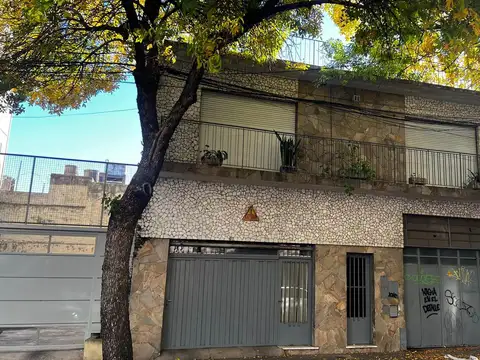 Cerrito y Mitre - Casa con local y galpón