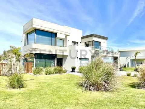 Venta Casa en Área 60, La Victoria – Lote a la Laguna