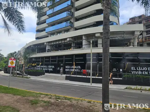 Local de 140 m2 en venta y/o alquiler en Brickell Boulevard.