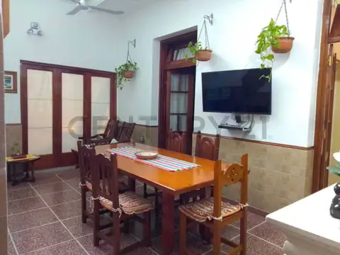 CASA EN VENTA 5 AMBIENTES CON DOS TERRAZAS, QUINCHO y COCHERA EN POMPEYA. APTO CRÉDITO.