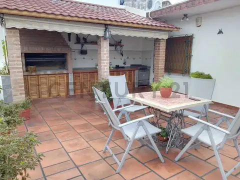 CASA EN VENTA 5 AMBIENTES CON DOS TERRAZAS, QUINCHO y COCHERA EN POMPEYA. APTO CRÉDITO.