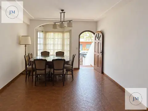 AMPLIO TRIPLEX EN ALQUILER EN ALMAGRO - 3 DORM + 3 BAÑOS + COCHERA + PATIO