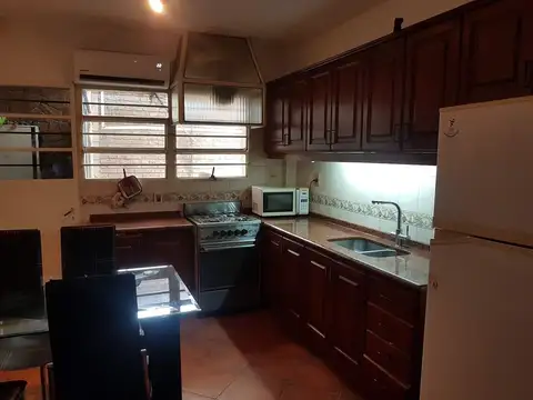 Casa 8 ambientes con 2 baños