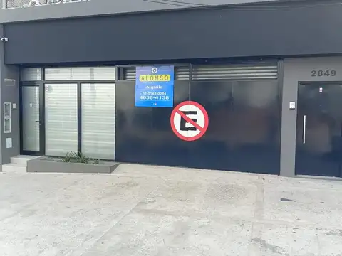 Local amplio con oficinas y baños