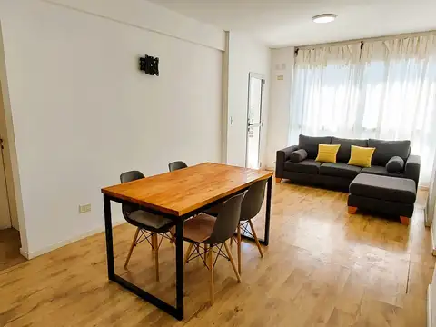 Departamento 2 amb. con Balcón. Amoblado. Pleno Centro de Lomas.