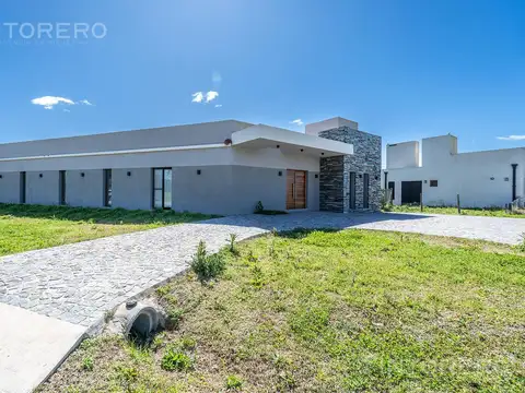 Casa en Venta Moderna y Sustentable a Estrenar en Barrio Privado Los Juncos, Lujan