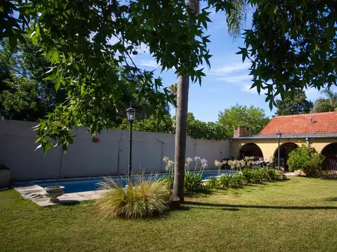 Venta casa 4 ambientes con amplio jardín, piscina y cochera en Villa Udaondo.