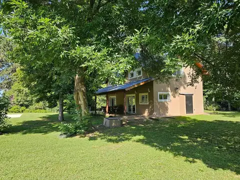 2 casas modernas con 2 piscinas sobre lote propio de 3000m2 (una de ellas 4 ambientes y la otra 3 ambientes)