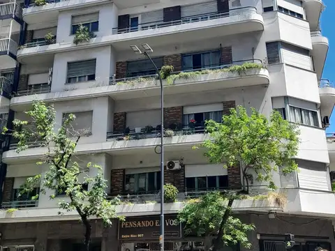 AMPLIO DEPARTAMENTO DE 3 AMBIENTES AL FRENTE CON BALCON