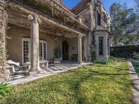 Espectacular casa del 1880 totalmente reciclada en Belgrano R. 6 ambientes. Pileta climatizada.