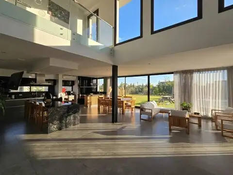 Casa 5 ambientes con 4 baños