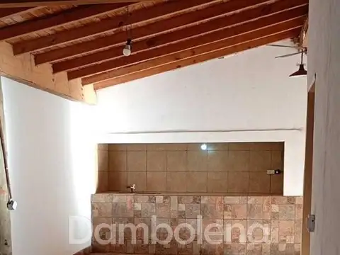 Casa 4 ambientes con 2 baños