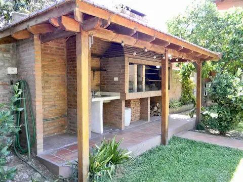 Casa 7 ambientes con 2 baños