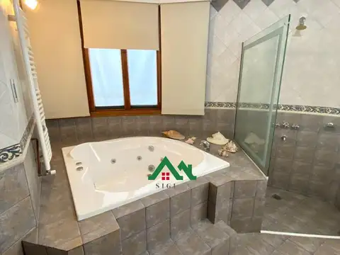 Casa en venta de 5 dormitorios con pileta en el Country Jockey Club