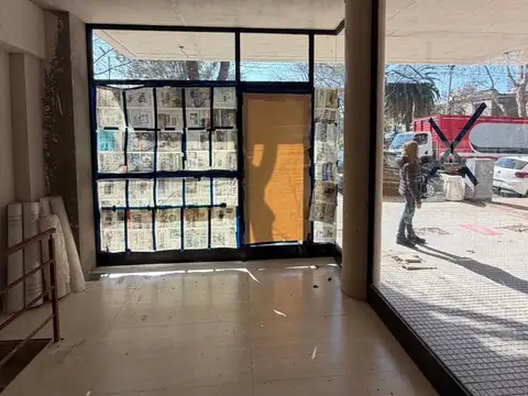 Local Comercial a Estrenar. Apto Varios Rubros. Frente Plaza Felix Lima.