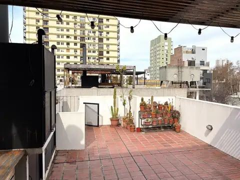 Dúplex con terraza propia, balcón y cochera