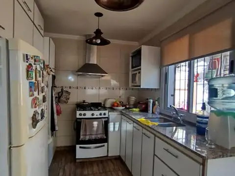 Casa 6 ambientes con 2 baños