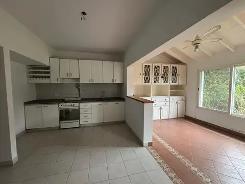 Casa 7 ambientes con 2 baños