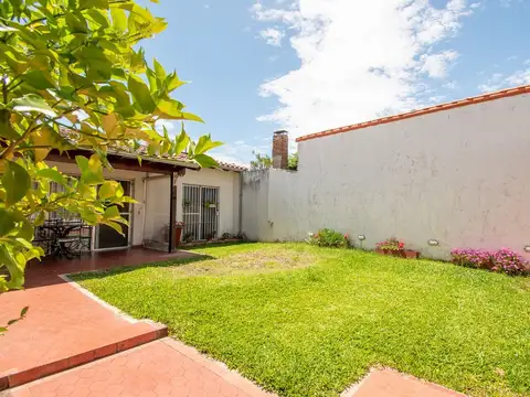 Venta Casa 4 Amb con Jardin y Quincho en Martinez