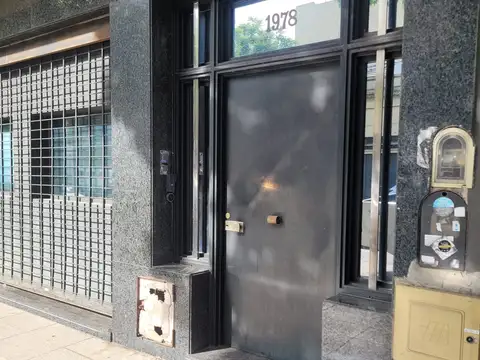 OFICINAS CON DEPOSITO APTO DIFERENTES DESTINOS. ACTUALES 1340 M2  sobre 826 m2 de terreno