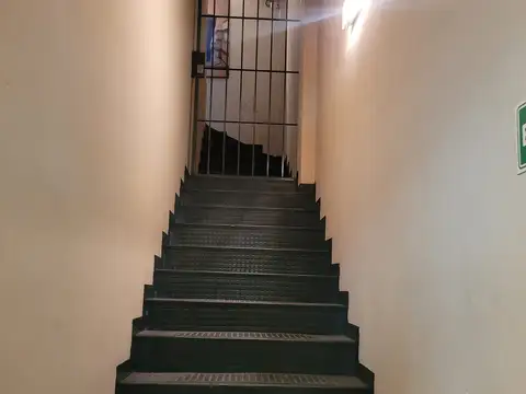 OFICINAS CON DEPOSITO APTO DIFERENTES DESTINOS. ACTUALES 1340 M2  sobre 826 m2 de terreno