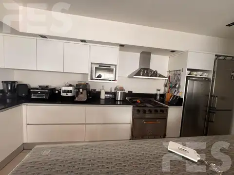 Casa en Venta con 3 cocheras