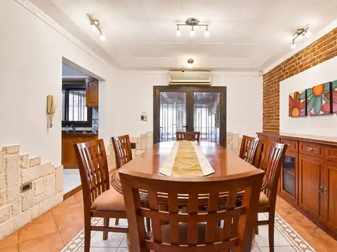 Casa en Venta con 2 cocheras