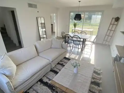 Casa en Alquiler con 2 cocheras