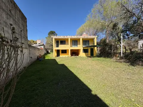 Casa 8 ambientes con 3 baños