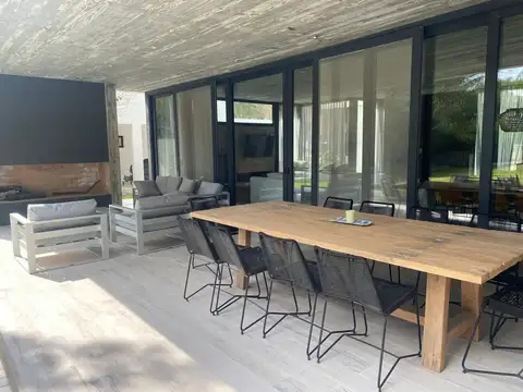 Casa 6 ambientes con 4 baños