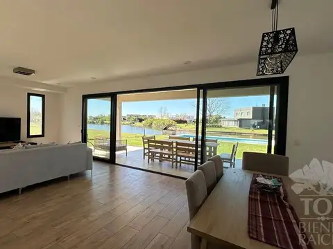 Casa en Alquiler con 2 cocheras