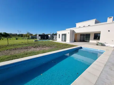 Casa en Medal Country club