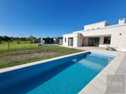 Casa en Medal Country club