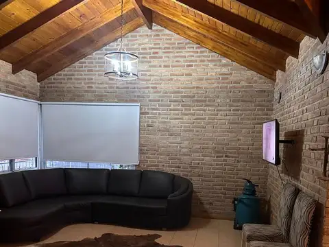 Casa 9 ambientes con 2 baños