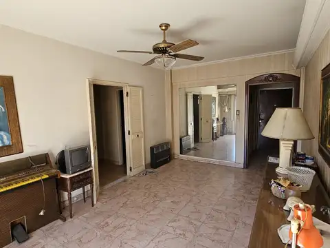 Depto semipiso de 3 ambientes + escritorio al frente c/ balcón corrido y 2 baños Excelente ubicación