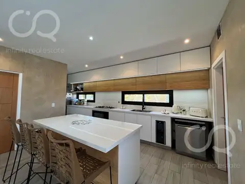 Casa en Venta con 2 cocheras