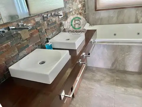 Casa 5 ambientes con 4 baños