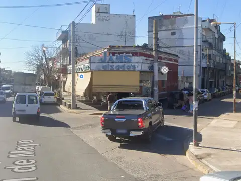 Lote en esquina (5 Locales + Vivenda)