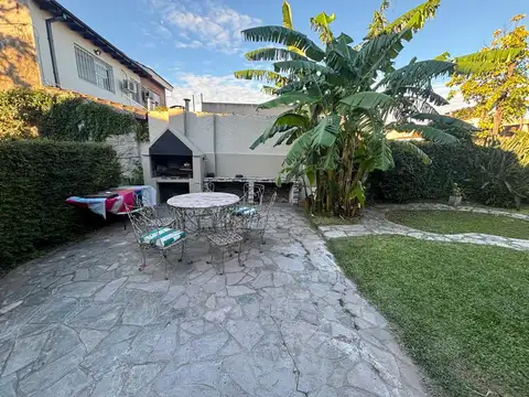 Casa en Alquiler con 2 cocheras