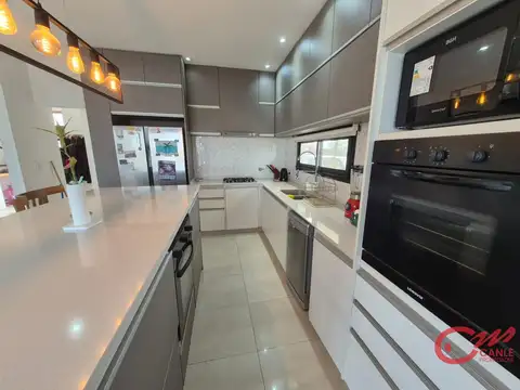 Casa 7 ambientes con 5 baños