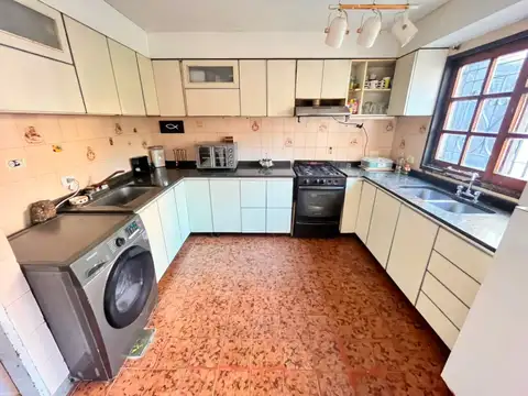 Casa 8 ambientes con 3 baños