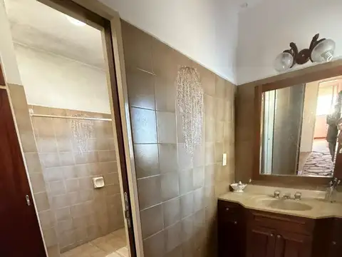 Casa 6 ambientes con 3 baños