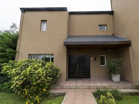 Casa 7 ambientes con 2 baños