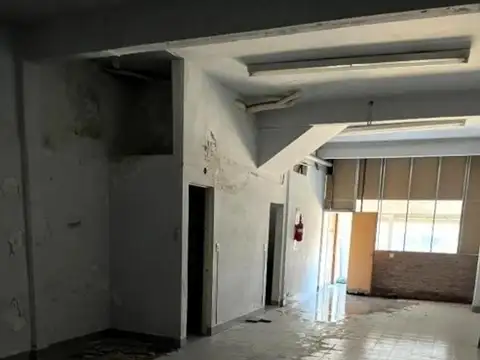 Excelente galpón con local en PB y vivienda en PA