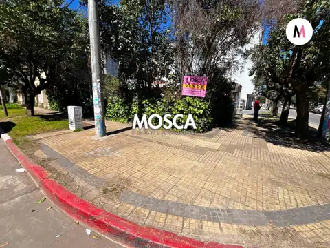 Importante esquina centrica de Moreno