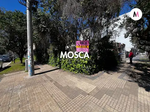 Importante esquina centrica de Moreno