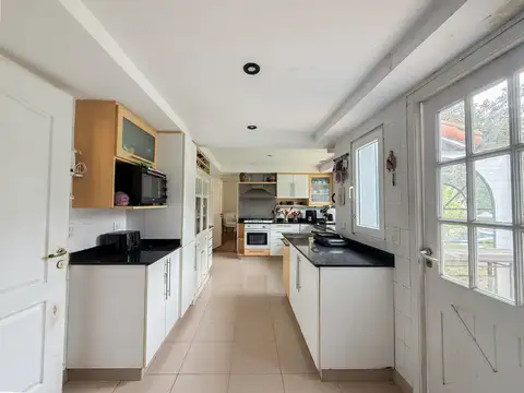 Casa 5 ambientes con 3 baños